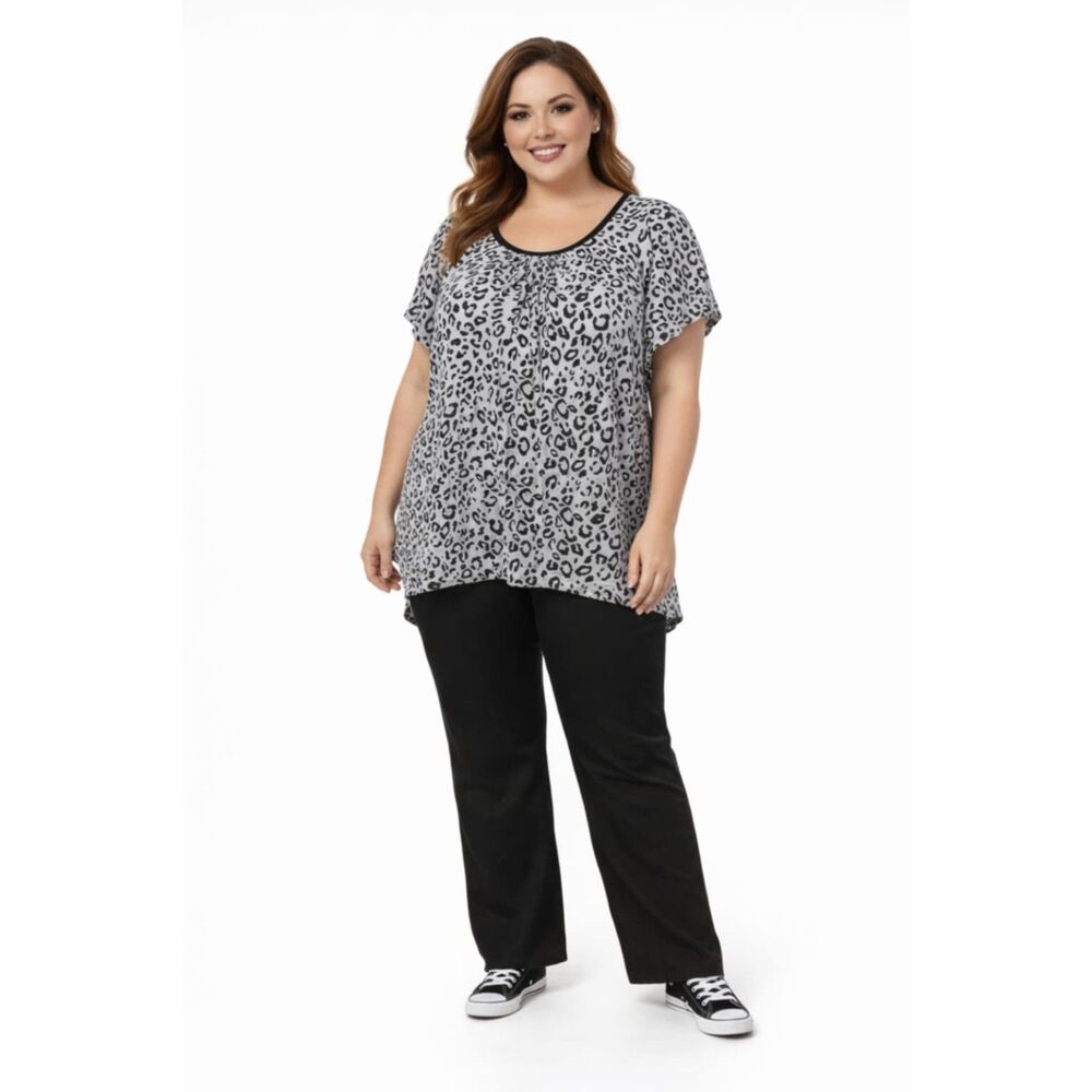 Torrid Shirt Top T Tee Animal Leopard Print SHORT SLEEVE Women's WOMAN'S Size 3